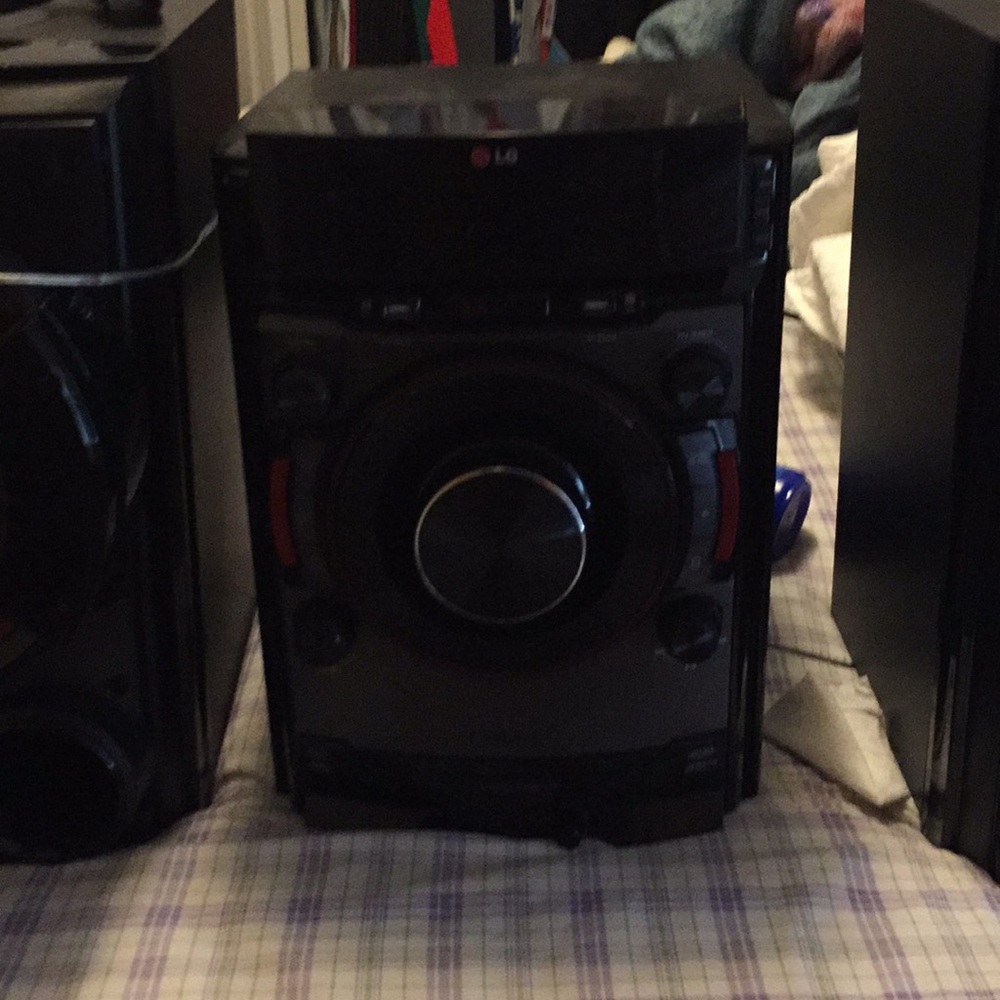 LG MINI HIFI SYSTEM SPEAKERS